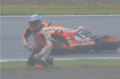 CCTV: P. Espargaro highside brings out the Red Flags