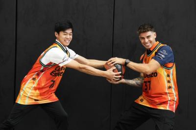 Drop-ball for the #Moto2 title! @AiOgura79 vs @Afernandez37 : who