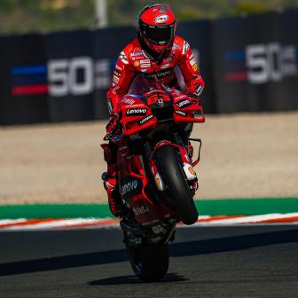 Contatti e sorpassi non fermano Bagnaia: è il nuovo campione