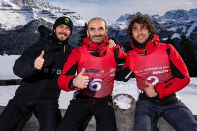Héroes en la nieve: Pura diversión para la dupla de Ducati